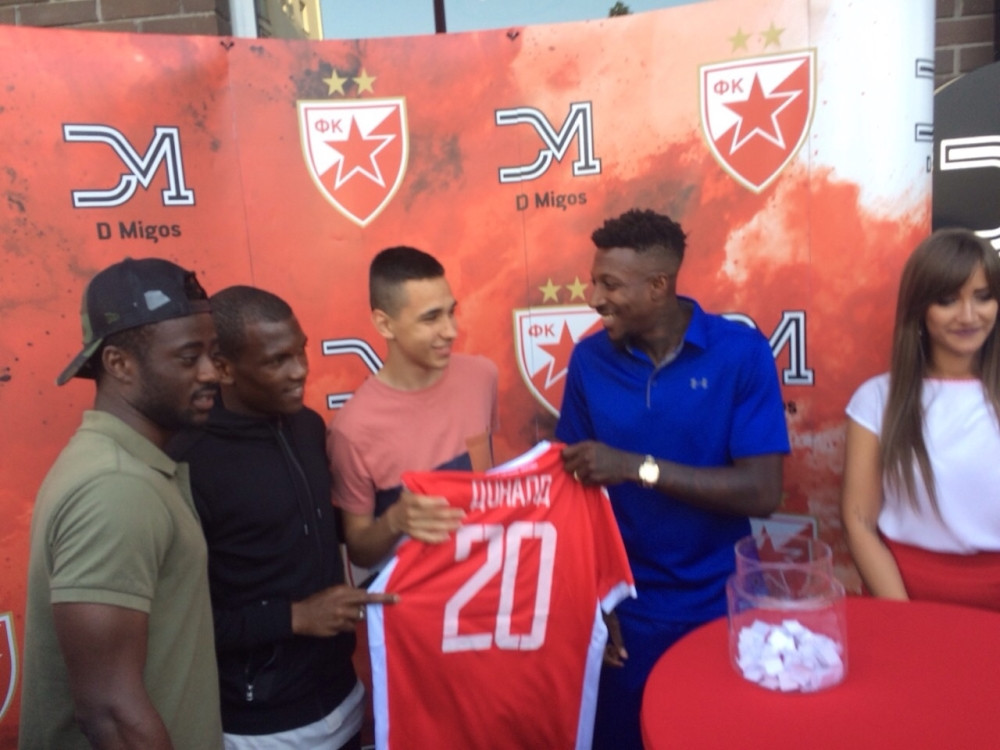 Donald pred svojim kafićem podelio 25 dresova! (FOTO)