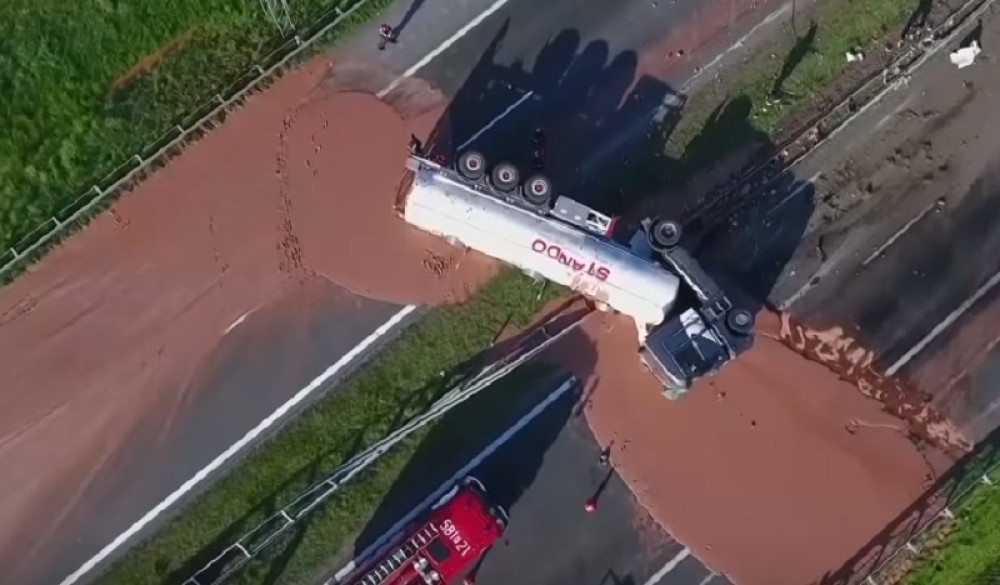 Prevrnuo se kamion s 12 tona čokolade!
