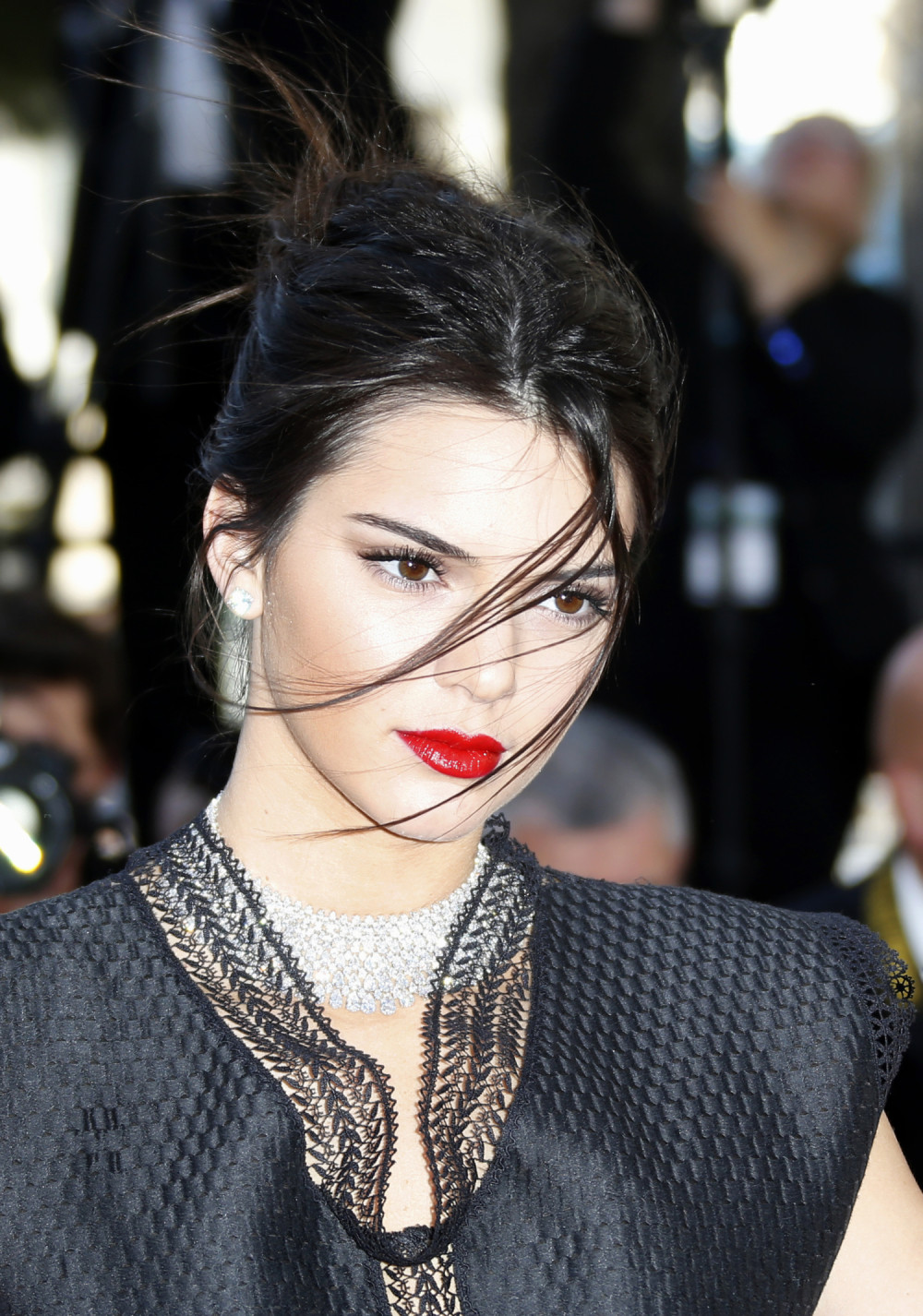 Kendal Džener objavila fotografiju, a fanovi OSULI PALJBU po njoj