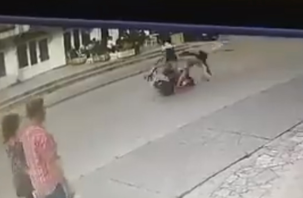 Pešaka udario motocikl, pao na glavu, pa ustao kao da se ništa nije dogodilo (VIDEO)