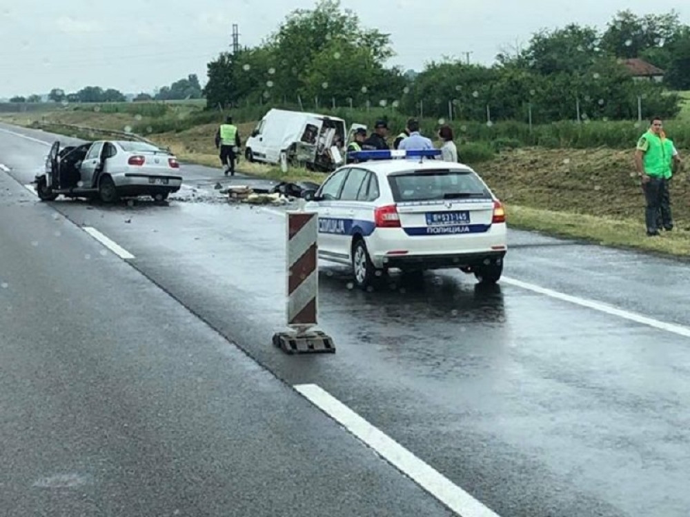 Automobil naleteo na kombi, poginulo dete