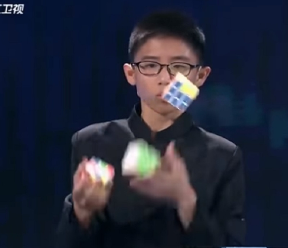 Kineski dečak žonglira Rubikovim kockama i rešava ih!