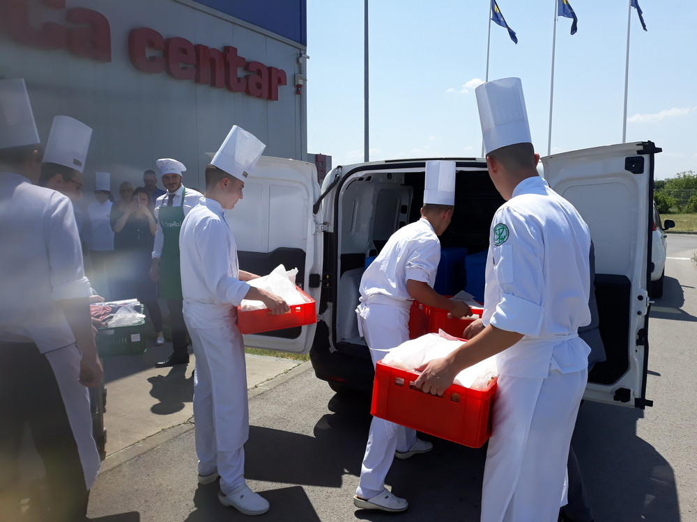 Obezbeđeno pet tona hrane i 3.000 paketića