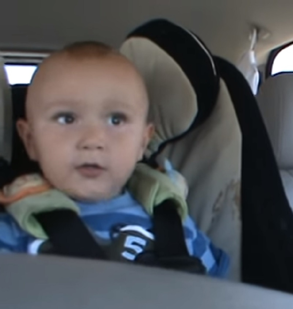 Mama pustila sinu omiljenu pesmu, a on joj priredio šou za pamćenje!