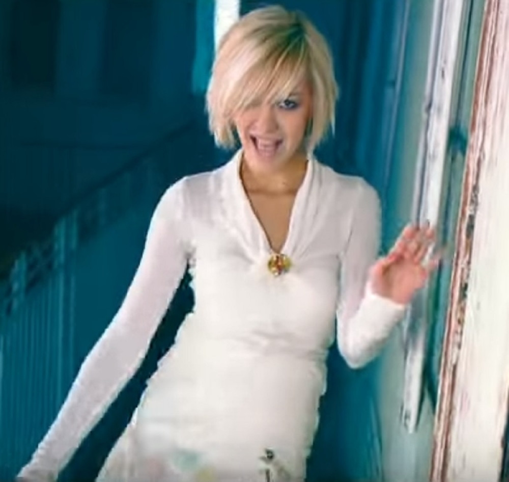 Povukla se sa scene, postala majka, a evo kako sada izgleda!