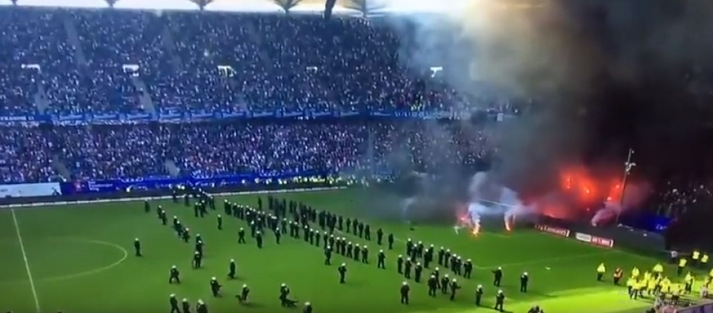 Navijači Hamburga zapalili stadion, policija oterala igrače, pa izašla na teren!