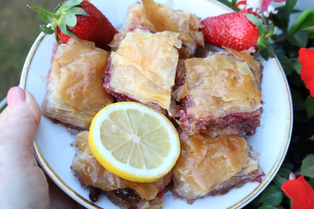 Osvežavajuća baklava sa jagodama