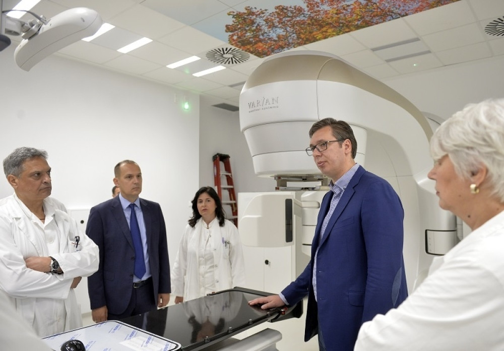Vučić: Veće plate lekarima i medicinskim sestrama