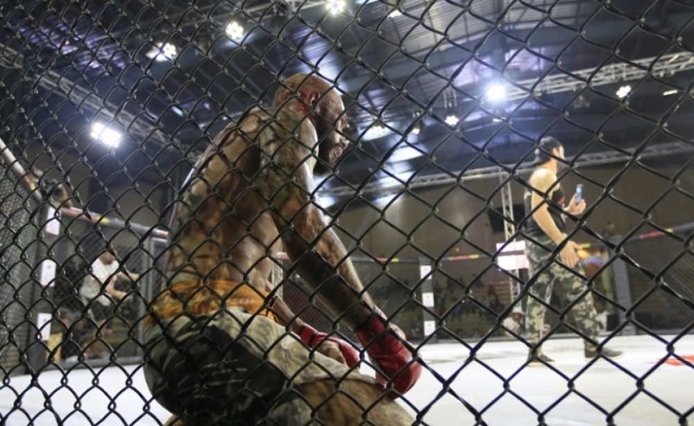 Udarcem nogom u glavu, poslao ga u penziju! (VIDEO)