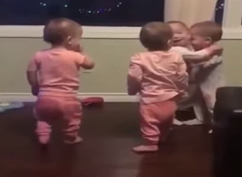 Ovako se bebe pozdravljaju kada se ne vide dugo!