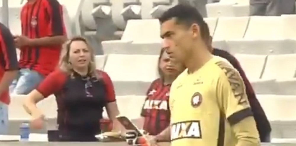 Golman slao poruke sa mobilnog usred utakmice?! (VIDEO)