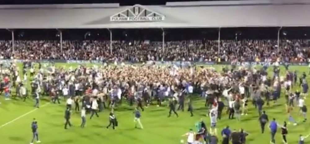 Navijači Fulama uleteli u teren, slavili Jokana i Mitra! (VIDEO)