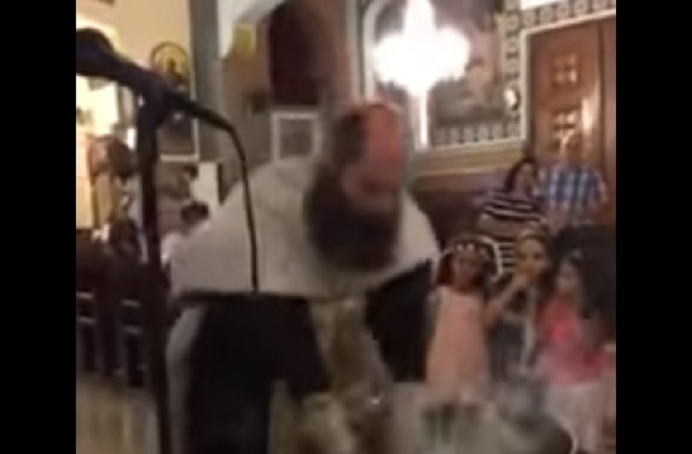 Pop bacao dete tokom krštenja!