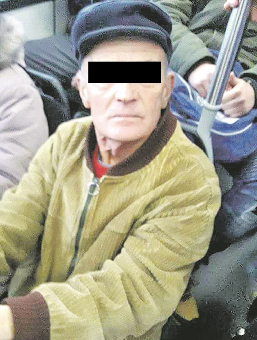 Deda pipka žene po autobusu!