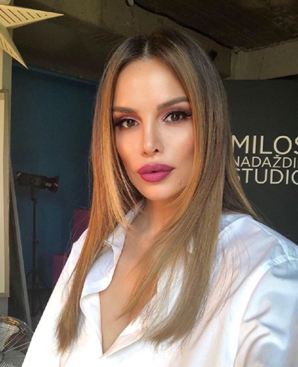 Pevačica objavila sliku u KRATKOJ SUKNJI, a svi su zevali samo u njene noge! Jedan detalj će vas ZGROZITI (FOTO)