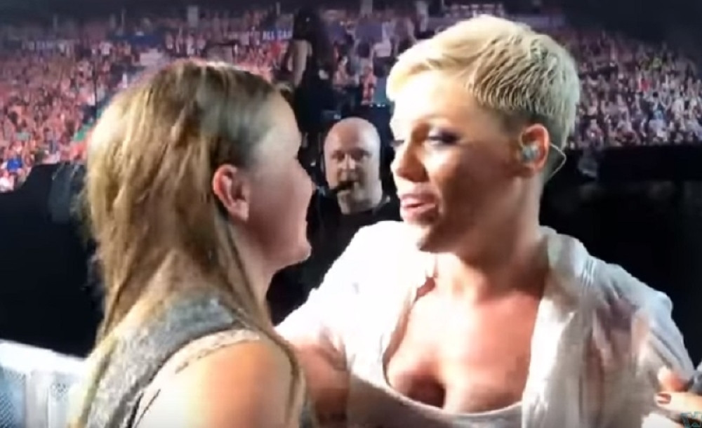 Pink pozvala devojčicu iz publike, zanemela je kada je malena pustila glas!