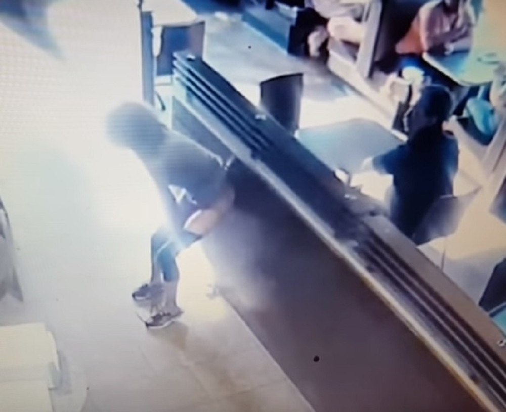 Čučnula nasred restorana, obavila veliku nuždu, pa izmetom gađala radnika (18+)