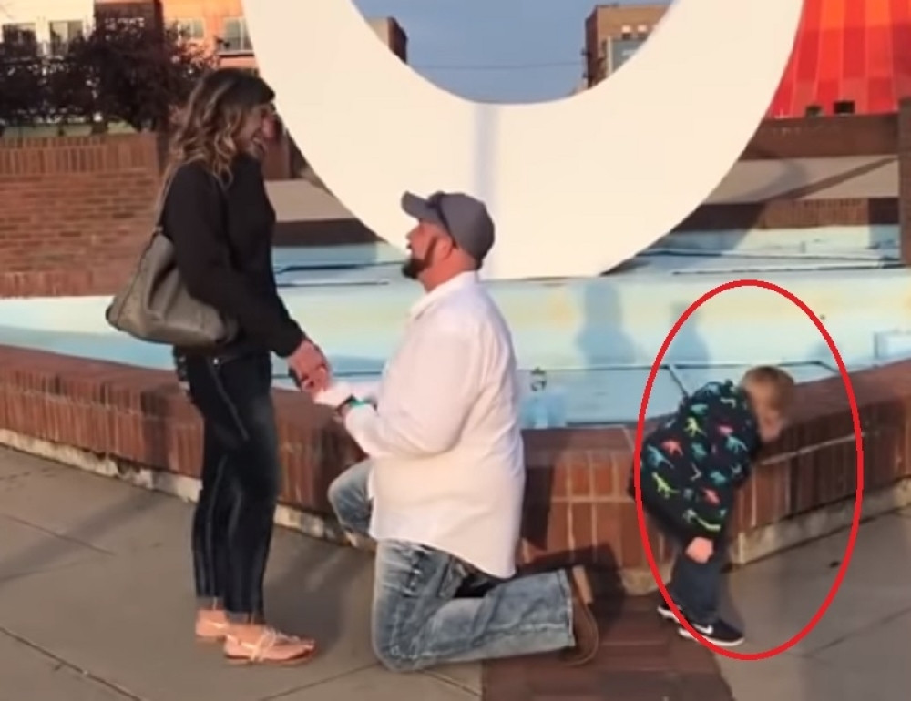 Kleknuo da zaprosi devojku ispred fontane, a njen sin uradio ovo!