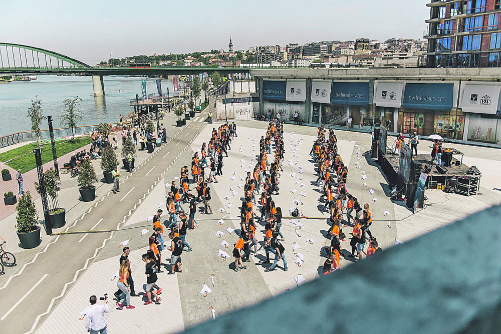 Maturanti plešu za Ginisa