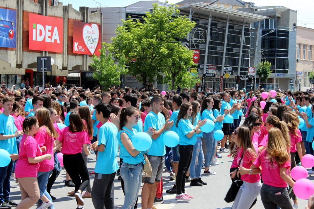 Maturanti plesali uz Štrausa