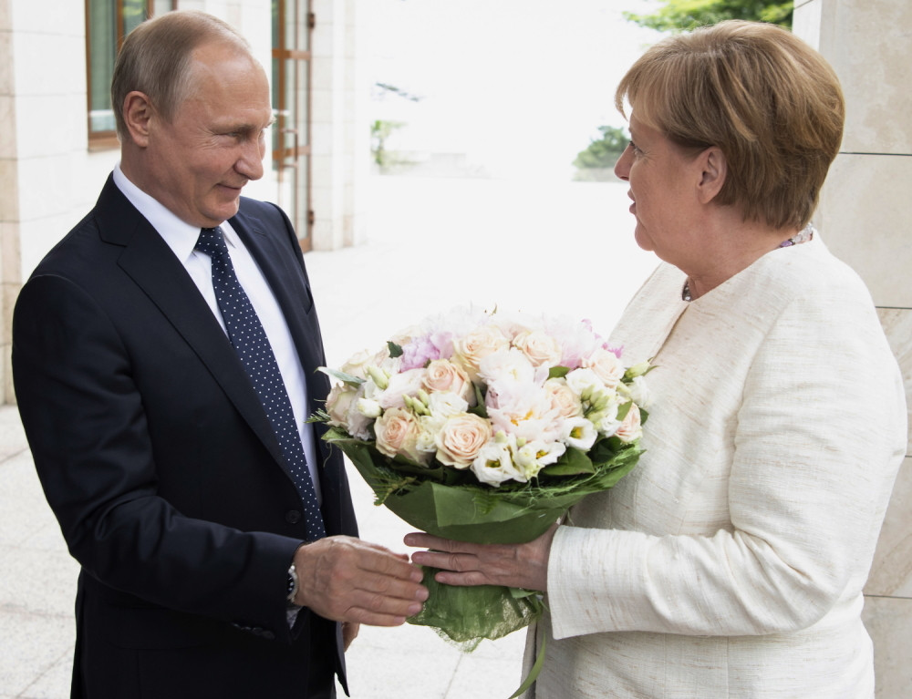 Merkel stigla u Rusiju, Putin je dočekao sa cvećem