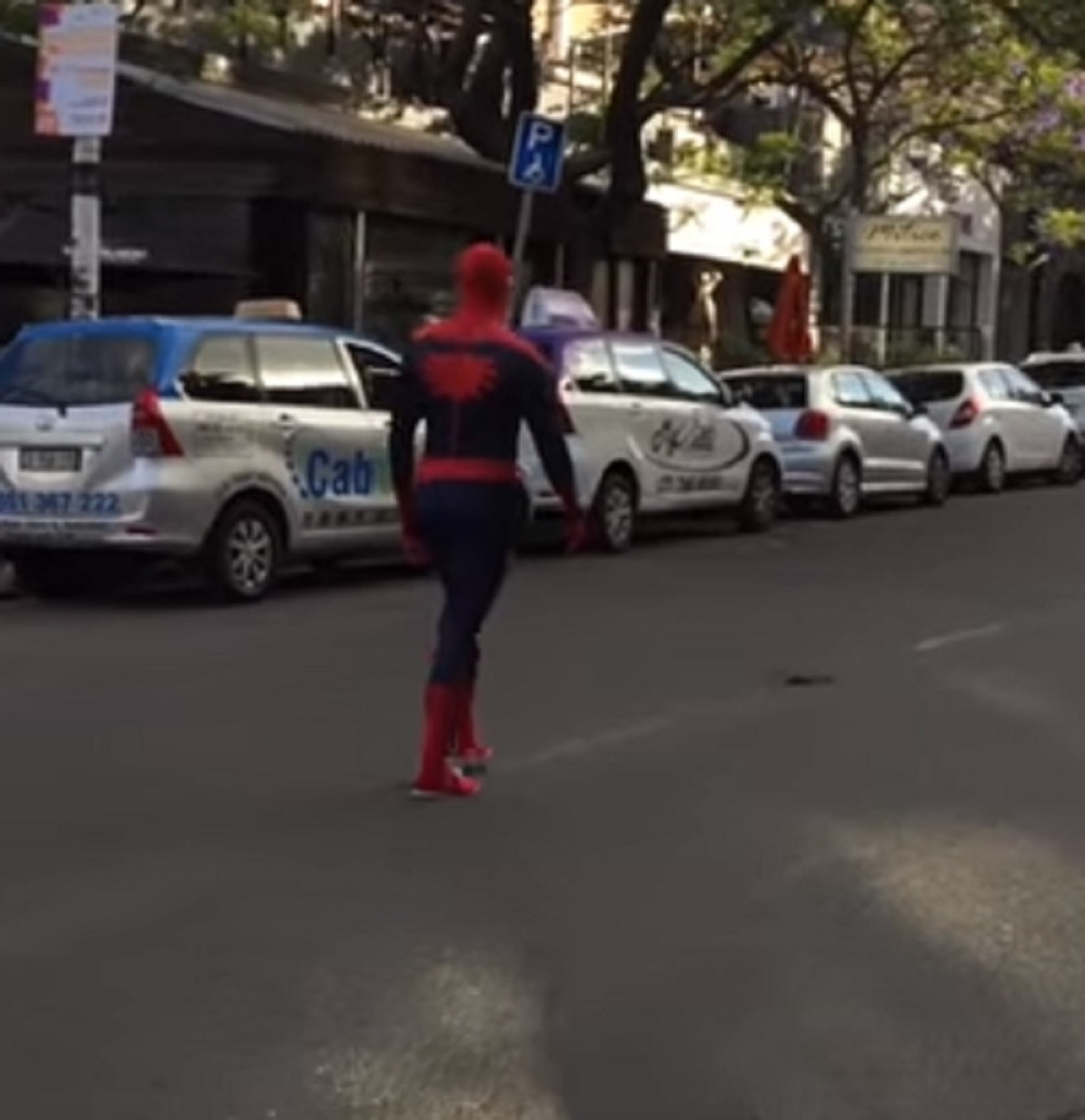 Spajdermen zaista postoji, "visi" po zgradama i korača ulicama Kejptauna