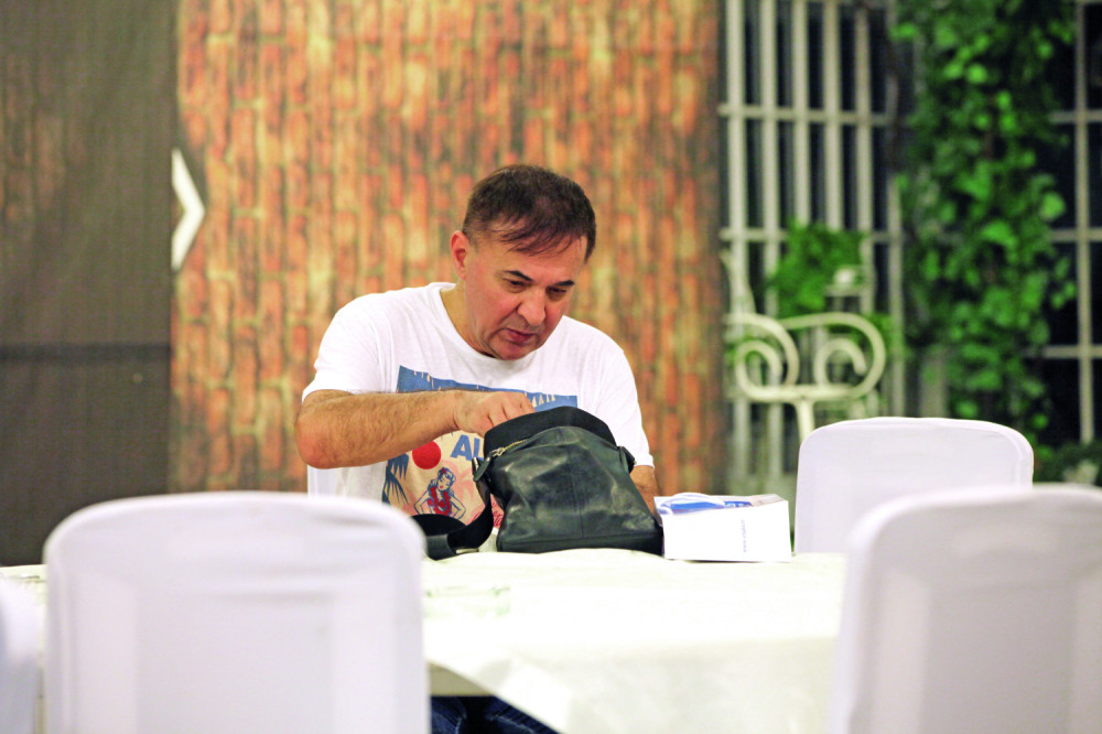 Pogledajte šta Mitar radi sa koleginicama kada misli da ga ne snimaju!