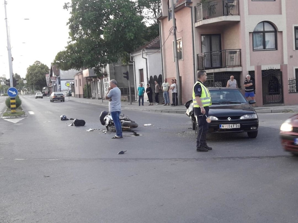 Motociklom se zakucao u "reno"! (FOTO)