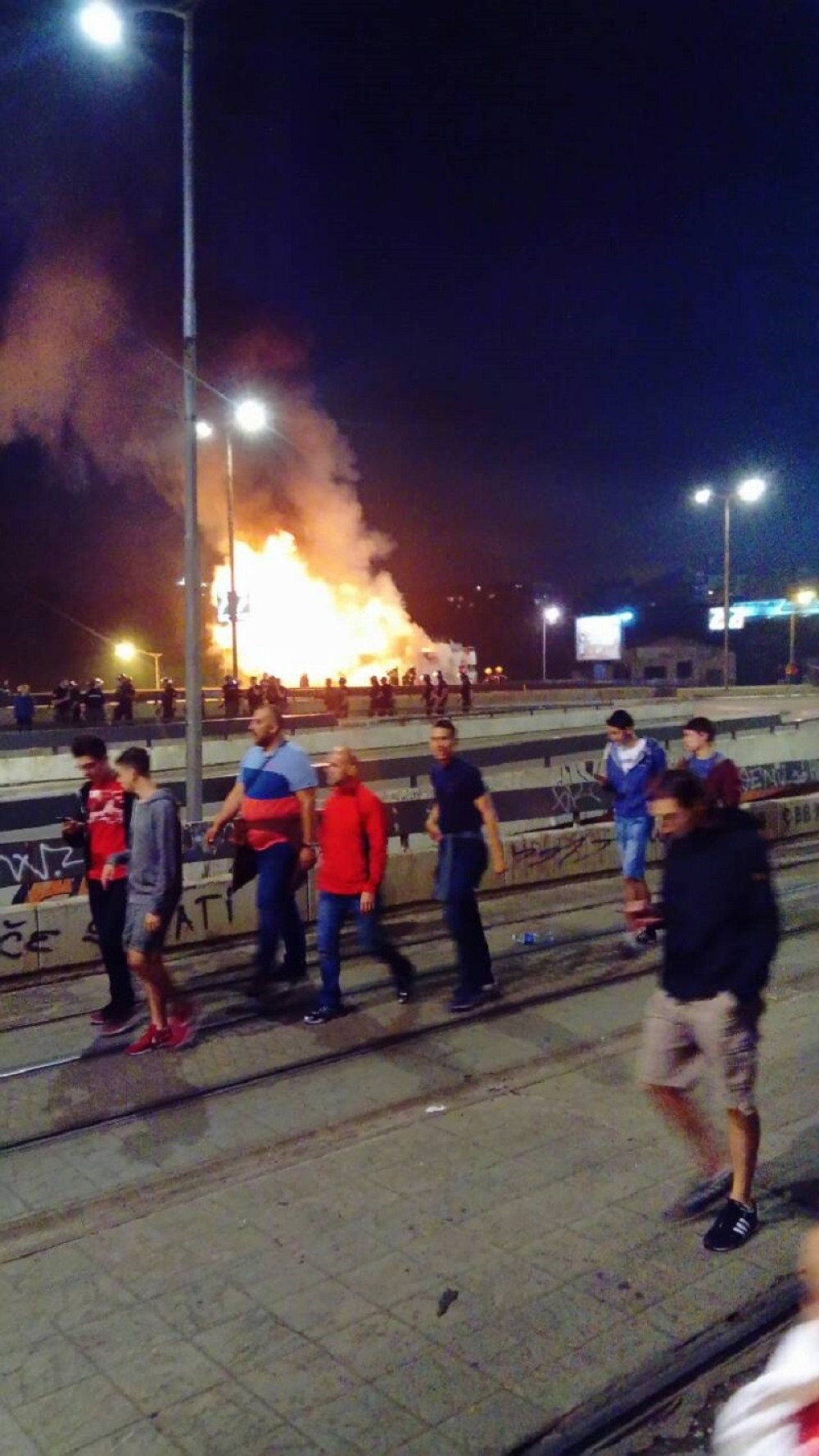 Zapalio se autobus crveno-belih, igrači iskakali da sačuvaju žive glave! (FOTO + VIDEO)