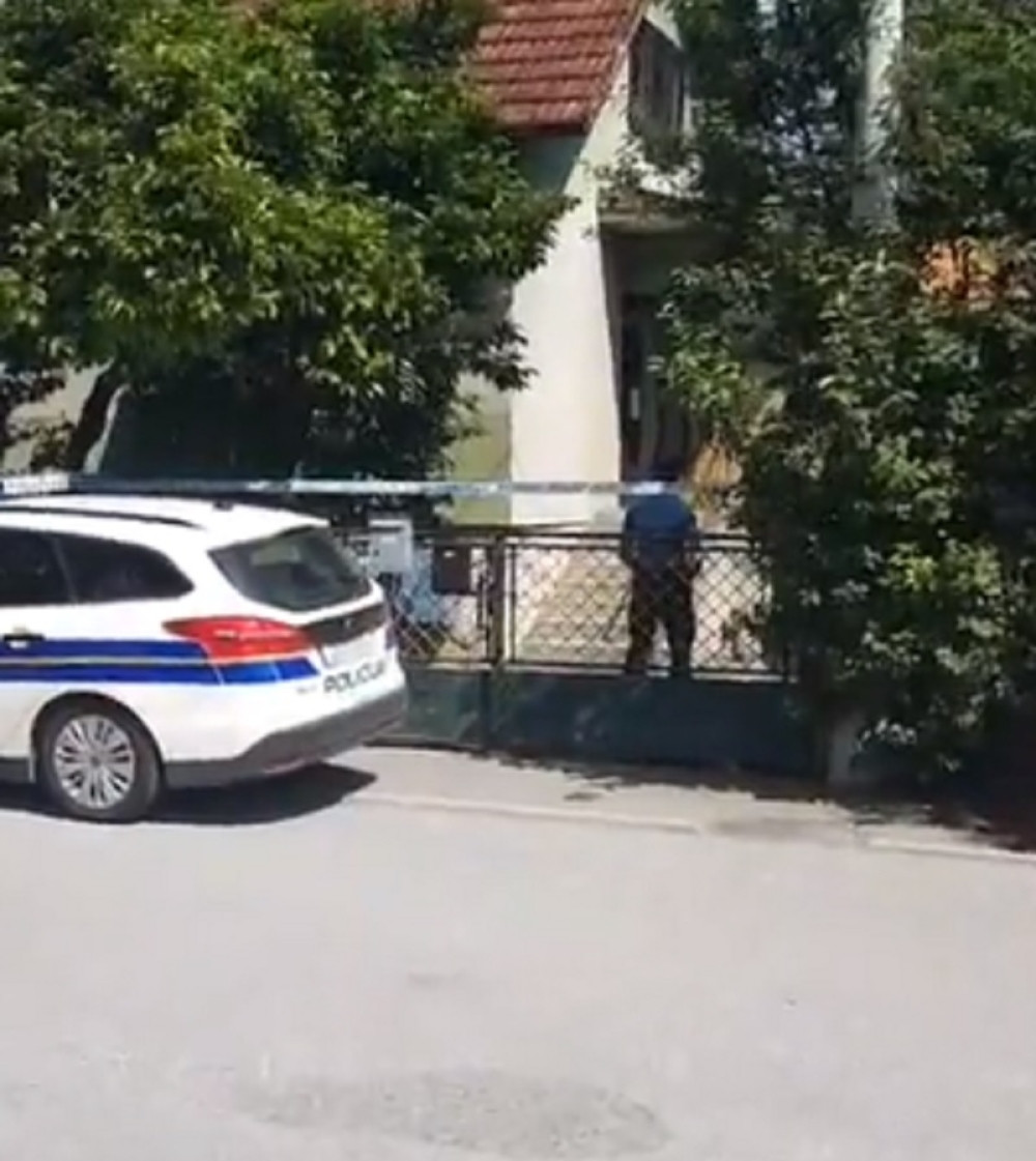Policajci našli telo ubijene žene u stanu (VIDEO)