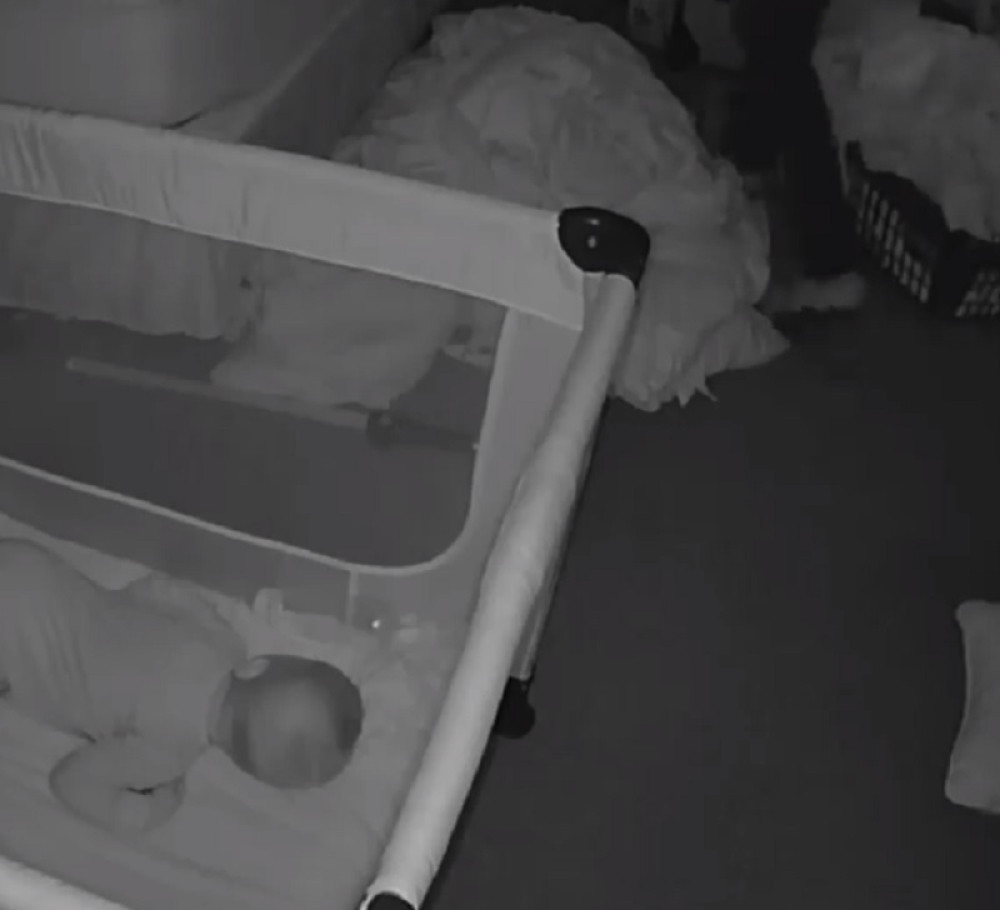 Dok su mama i beba spavale, kamera je snimila ovo (VIDEO)