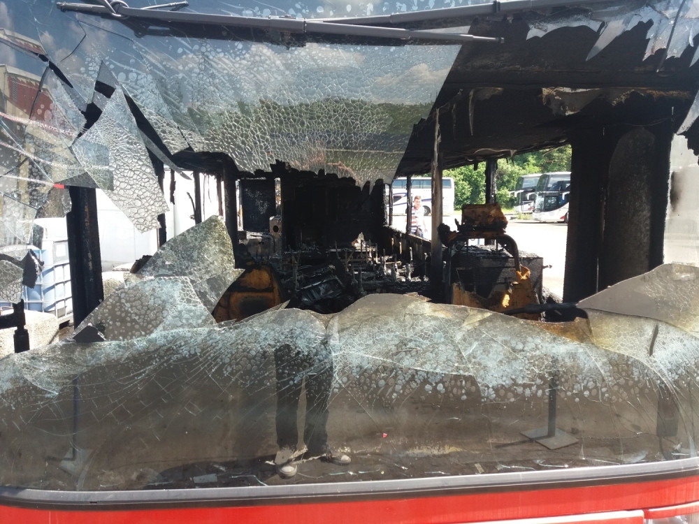 Autobus sa Srbima se sudario sa kamionom! Hitne službe na terenu