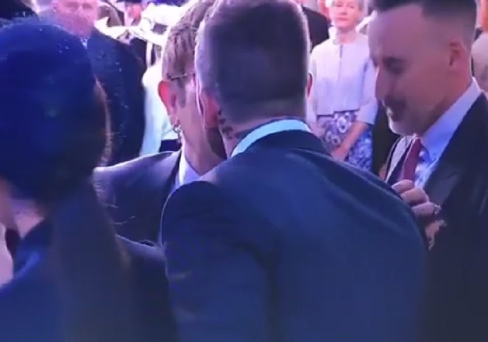 Elton Džon i Bekam se poljubili u usta, svet bruji o onome što je pevač uradio posle toga