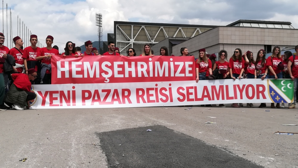 Više stotina građana Srbije pozdravilo Erdogana u Sarajevu