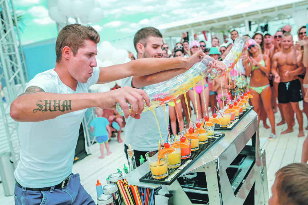 Srbi će ovog leta brati maline i konobarisati!