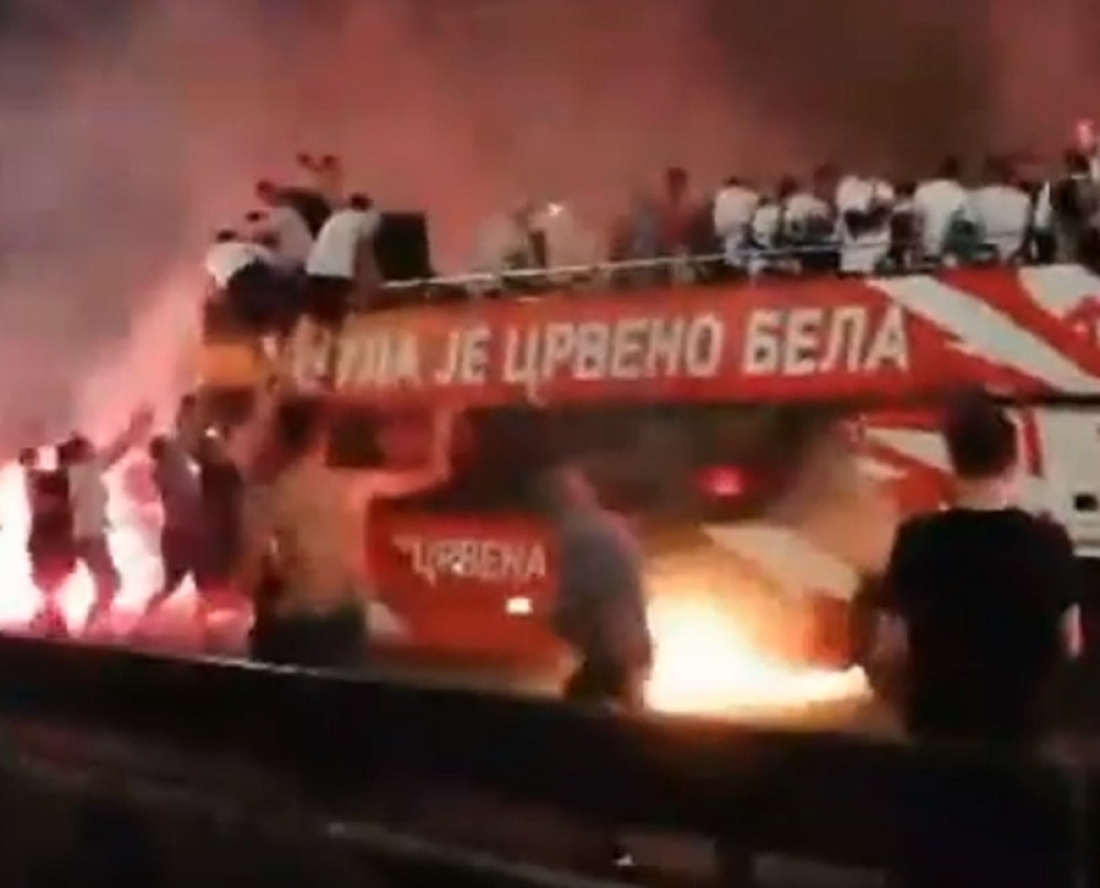 Trenutak izbijanja požara u Zvezdinom autobusu, igrači iskakajući spasli živu glavu