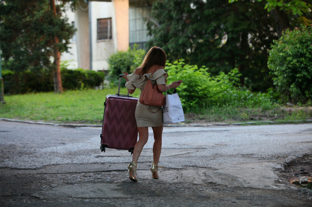 Pogledajte šta sve pevačica nosi za samo jedno snimanje!