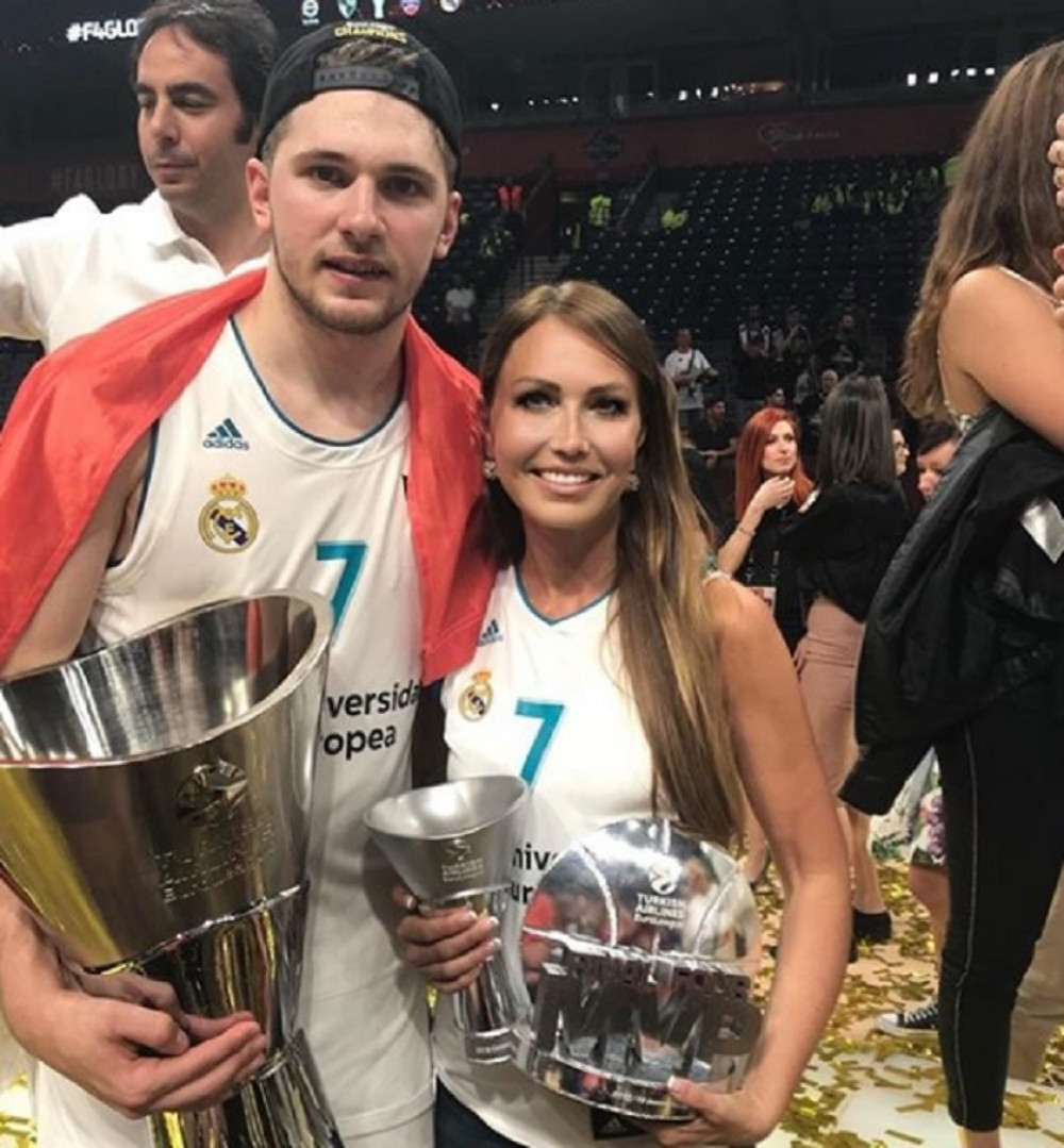 Mirjam dekolteom zbunila Amere, nikog nije bilo briga što Luka potpisuje za NBA tim (FOTO+VIDEO)