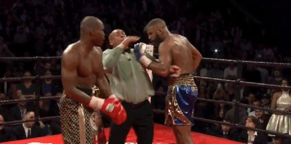 Bokser slučajno zviznuo sudiju u glavu iz sve snage! (VIDEO)