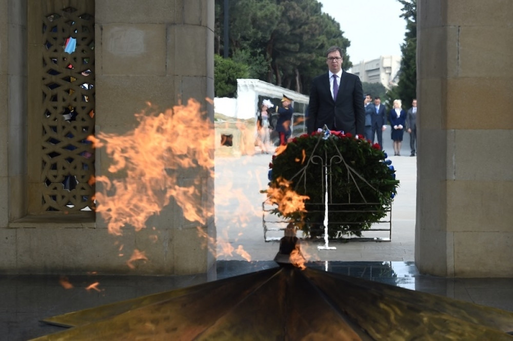 Vučić položio venac na spomenik Alijevu