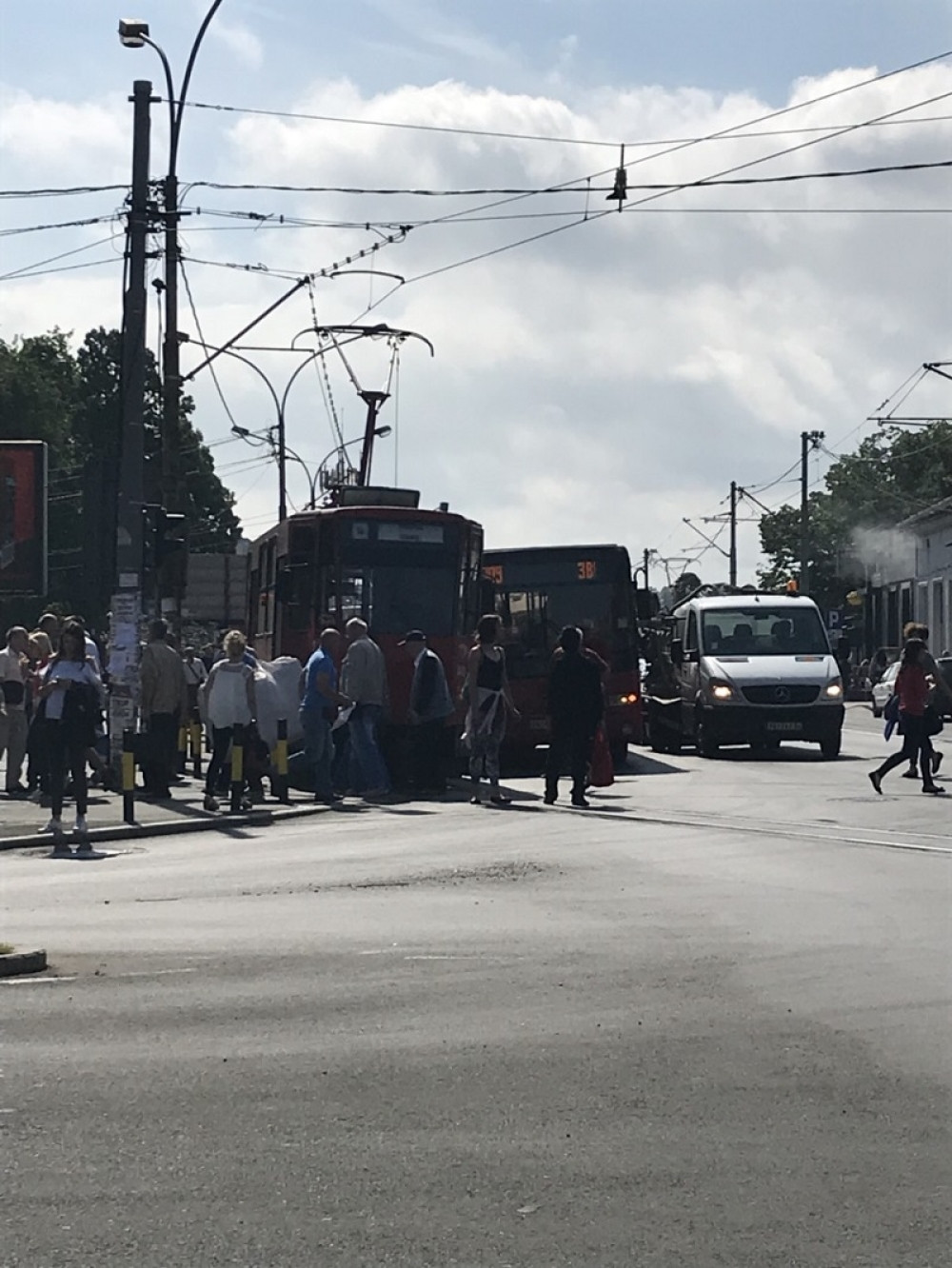 Sudar kamiona i autobusa u Subotici, više povređenih, vozač sat vremena zarobljen u kabini