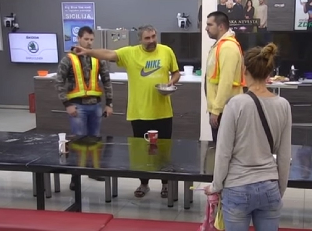 Obezbeđenje uletelo nakon Mikijevih pretnji da će se iseći, ne mogu da smire situaciju