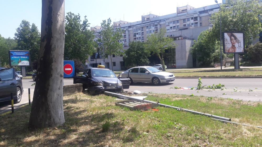 Pokosio banderu da bi izbegao direktan sudar