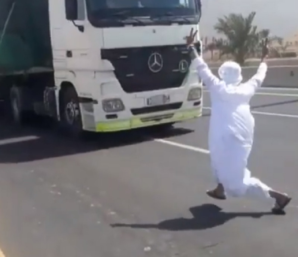 Tinejdžer iskočio pred kamion da bi postao faca na internetu (VIDEO 18+)