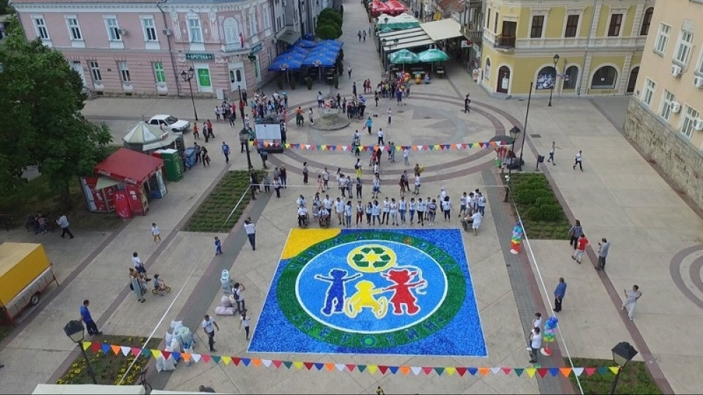 Negotinci napravili mozaik od plastičnih čepova (FOTO)