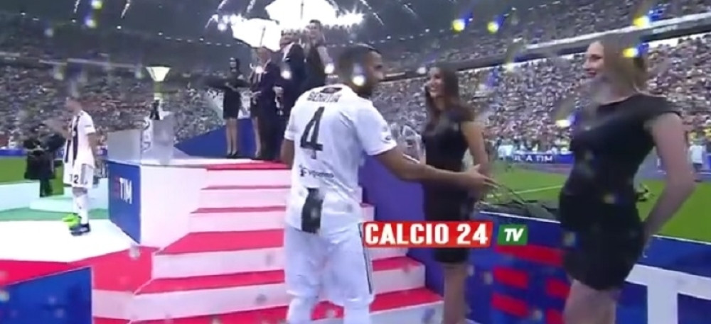 Seksi hostesa pogledala zvezdu Juventusa i obrukala ga za sve pare!