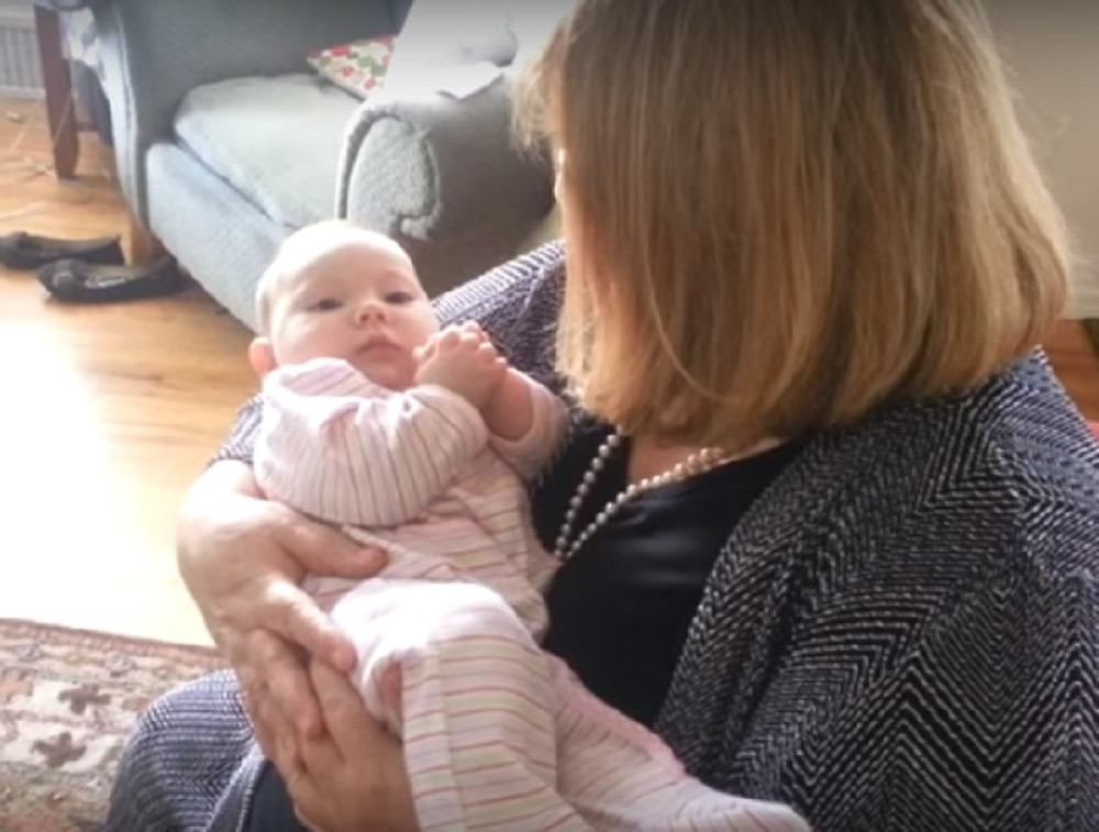 Baka zapevala unuci, reakcija bebe postala hit na internetu!