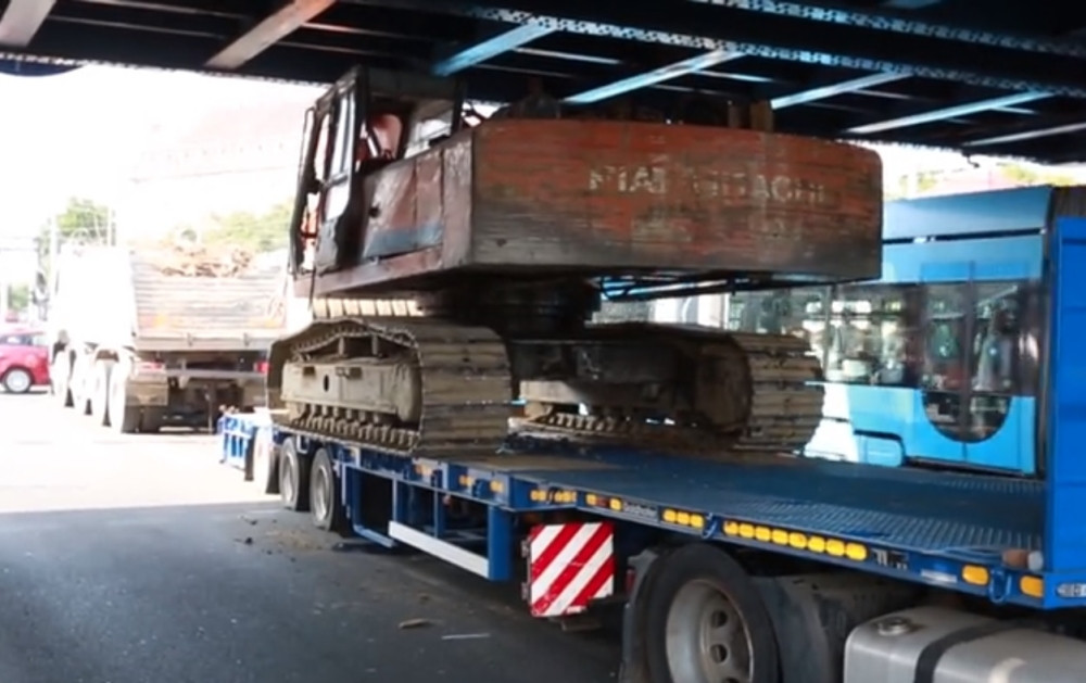 Bager zapeo za nadvožnjak i odlomio ga!