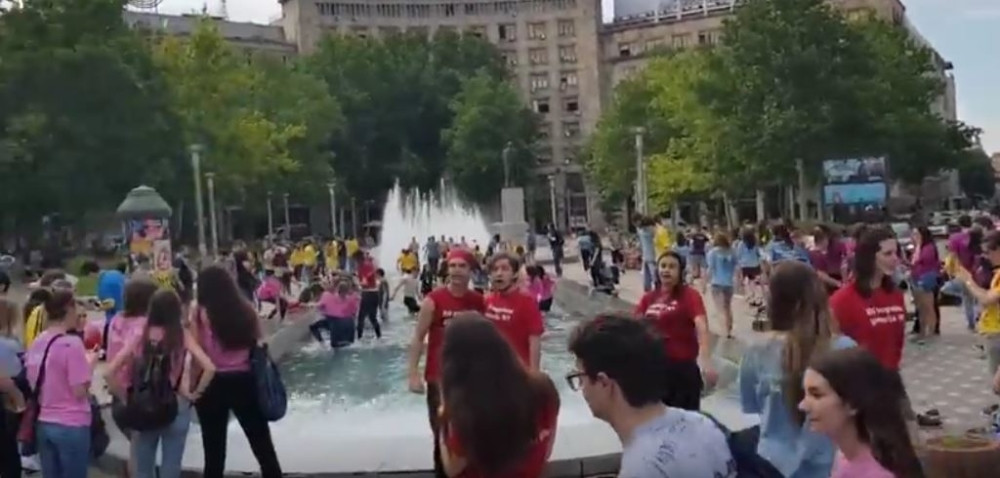 Na Trgu Nikole Pašića nastavlja se tradicionalno skakanje u fontanu