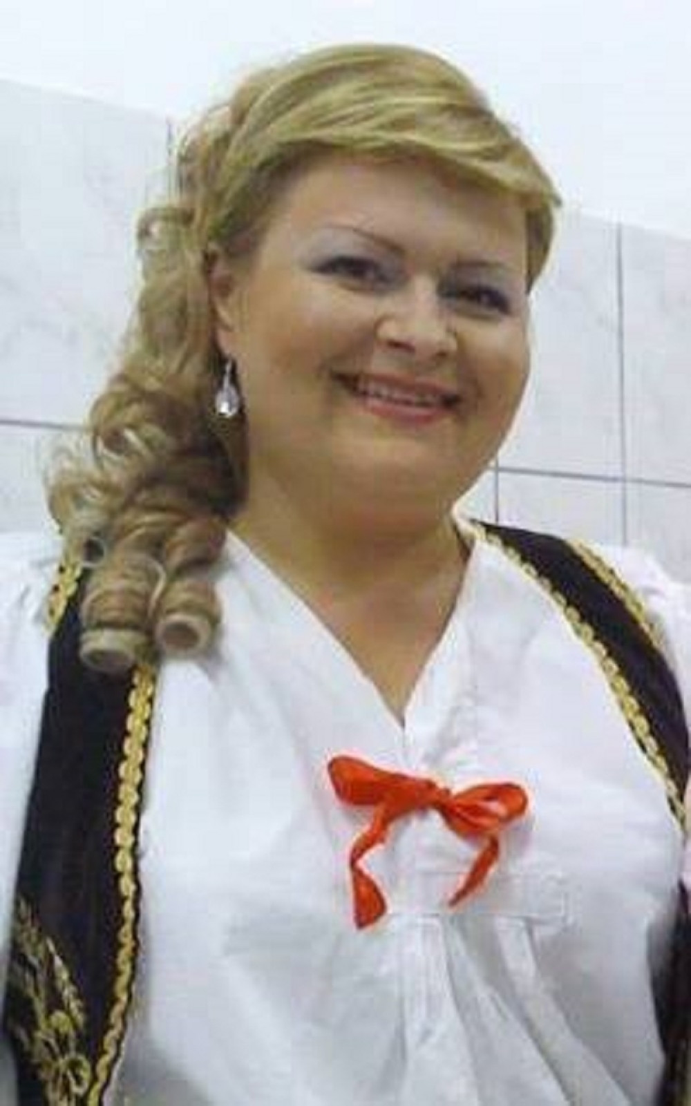 Sećate se pevačice od koje je Šešelj kupio kuću u Hrtkovcima? Ovu njenu pesmu ćete dugo slušati!